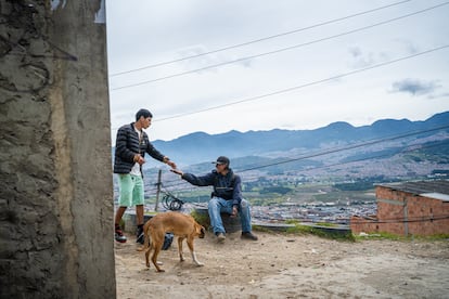 Dos hombres en un camino de Ciudad Bolívar, el 25 de septiembre.