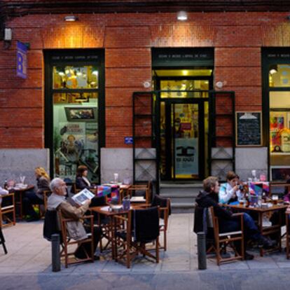 Terraza de la librería de cine Ocho y Medio, en la calle de Martín de los Heros de Madrid.