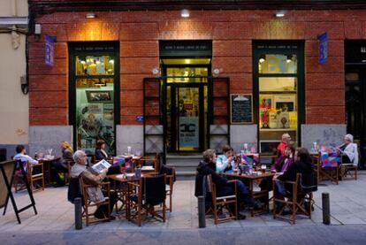 Terraza de la librería de cine Ocho y Medio, en la calle de Martín de los Heros de Madrid.