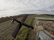El dron HX-2 de Helsing impacta contra vehículos blindados durante las pruebas. Material de prensa sin fecha.