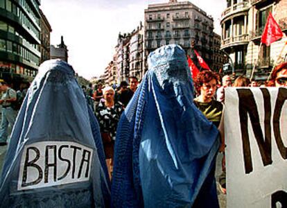 Dieciocho mil personas se manifestaron ayer por el centro de Barcelona pidiendo el fin de la guerra en Afganistán.