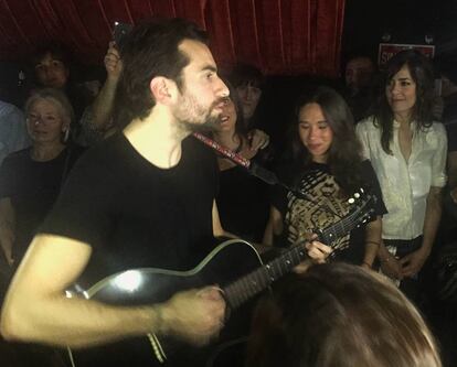 Dotan, cantando entre el público este sábado en la sala Costello.
