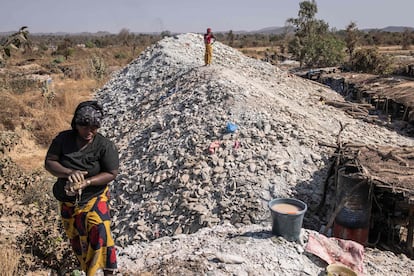 Una mujer busca oro entre los escombros de la mina de Bantakokouta. “Las mujeres representan la mitad de los mineros y se encargan de tratar el oro una vez extraído, lo que implica mezclar mercurio con mineral y luego vaporizar el mercurio para aislar el oro. Lo hacen sin guantes ni máscaras”, denuncia una información de ‘Voice of America’ sobre la minería artesanal en Senegal.