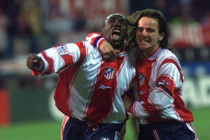 Luque abraza a Hasselbaink tras el gol de éste en semifinales de la Copa del Rey el 12 de abril del 2000. El encuentro terminó 3 - 0 para los rojiblancos.