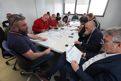 En la reunión de escaleta, el equipo del programa repasa el contenido de la gala de la noche.