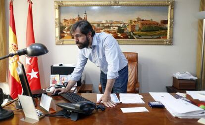 Guillermo Gross, alcalde de Valdemoro por Ciudadanos, en su despacho. 