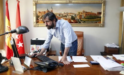 Guillermo Gross, alcalde de Valdemoro por Ciudadanos, en su despacho. 