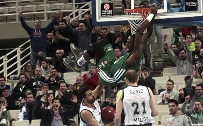 Gist, del Panathinaikos, se cuelga del aro.