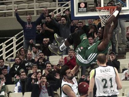 Gist, del Panathinaikos, se cuelga del aro.