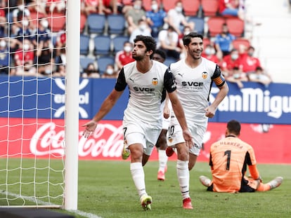 Guedes celebra su segundo gol en compañía de Carlos Soler, este domingo en El Sadar.