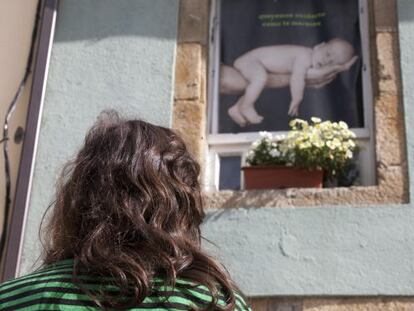 Una de las madres denunciantes del &#039;caso Beb&eacute;&#039;, en una calle de Lugo en junio de 2013.