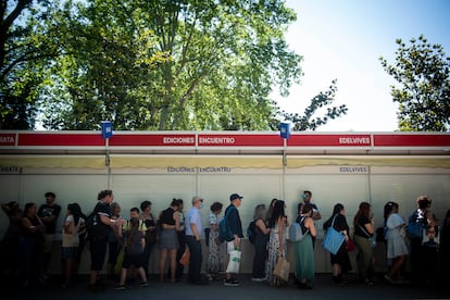 Colas en la Feria del Libro de Madrid para las de firmas de los autores, el 7 de junio de 2025. 