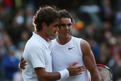 LONDON - JULY 06: Roger Federer of Switzerland congratulates Rafael Nadal of Spain in winning match point and the Championship during the men's singles Final on day thirteen of the Wimbledon Lawn Tennis Championships at the All England Lawn Tennis and Croquet Club on July 6, 2008 in London, England. (Photo by Ryan Pierse/Getty Images)