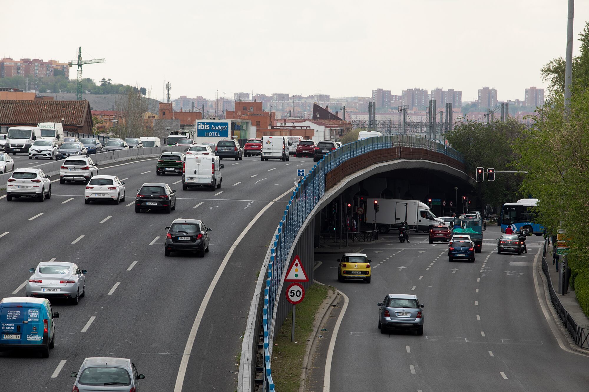 Tráfico sobre el 'scalextric' del puente de Vallecas que Almeida prometió eliminar.  