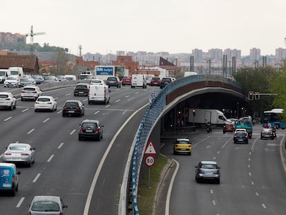 Tráfico sobre el 'scalextric' de Puente de Vallecas, el pasado abril.