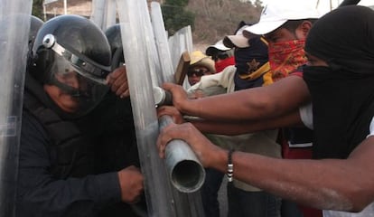 Enfrentamientos este viernes en el desalojo de la autopista del Sol de México.