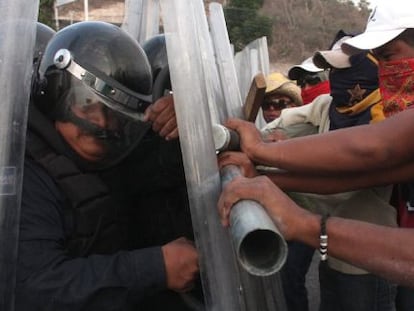 Enfrentamientos este viernes en el desalojo de la autopista del Sol de México.