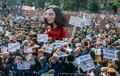 Una caricatura de Ayuso en una protesta a favor de la sanidad pública en Madrid en febrero de 2023.