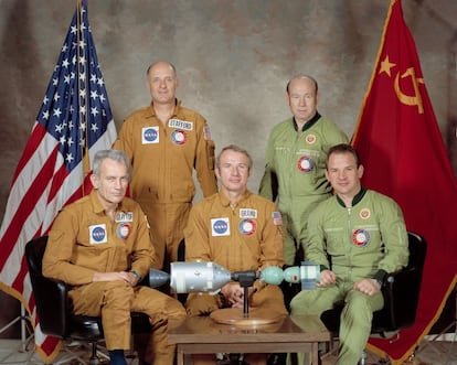 La misión Apolo-Soyuz fue la última del Programa Apolo y supuso el fin de la carrera espacial —la competición entre EE UU y la Unión Soviética para explorar el espacio exterior que duró de 1957 a 1975—.  La misión estaba compuesta por Thomas Standford, Vance Brand y Deke Slayton, del lado estadounidense. Y por los soviéticos Alexei Leonov y Valeri Kubasov. La Soyuz y el Apolo fueron lanzados con siete horas de diferencia el 15 de julio de 1975. El acoplamiento se llevó a cabo dos días más tarde. Durante su estancia, los dos grupos se intercambiaron regalos, banderas, hablaron en ambos idiomas y cenaron juntos.