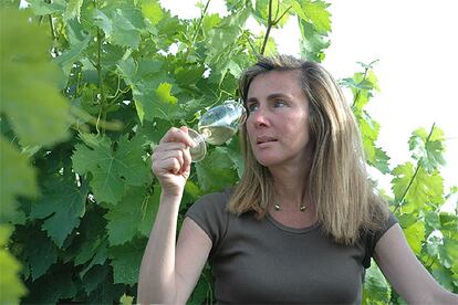 Pilar de Burgos muestra un caldo de la bodega Málaga Virgen.