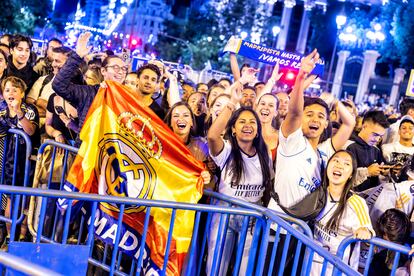 Seguidores madridistas celebran la victoria de su equipo en Cibeles.