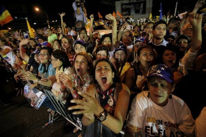 En un debate inmediatamente posterior al recorrido, transmitido tambin por cadena nacional de radio y televisin, Maduro volvi a denunciar el festn de la muerte que los medios de comunicacin difunden, como una de las causas directas de la violencia en el pas.