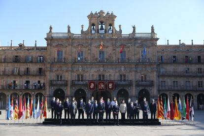 El rey Felipe, junto al presidente del Gobierno, Pedro Sánchez. y los mandatarios autonómicos posan para la foto de familia de la 24ª Conferencia de Presidentes.