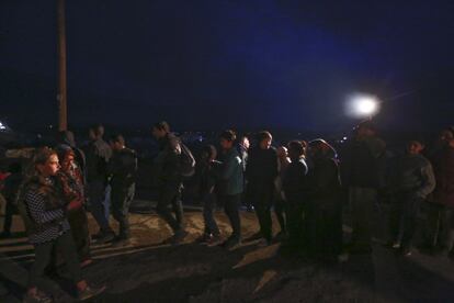 Colas para la cena. los refugiados hacen cola para recibir la ayuda alimentaria en Idomeni.