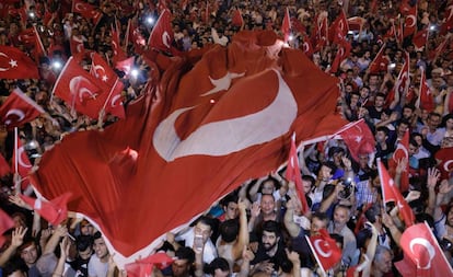 Manifestantes na pre&ccedil;a Taksim, em Istambul.