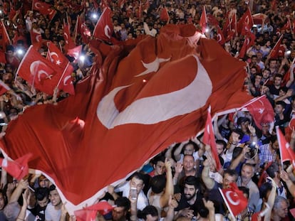 Manifestantes na pre&ccedil;a Taksim, em Istambul.