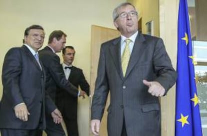 Los presidentes del eurogrupo, Jean-Claude Juncker (d), y la Comisión Europea, José Manuel Durao Barroso (i), antes de una reunión en Bruselas el pasado día 18.