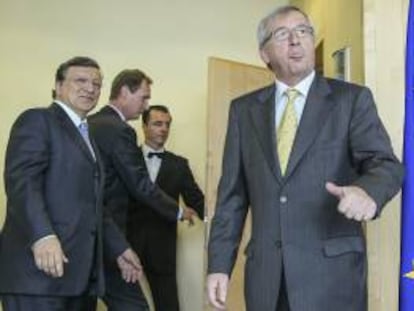 Los presidentes del eurogrupo, Jean-Claude Juncker (d), y la Comisión Europea, José Manuel Durao Barroso (i), antes de una reunión en Bruselas el pasado día 18.