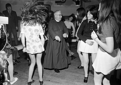 A?os 1971: el obispo de Durham baila con una adolescente en la discoteca Change en Newcastle.