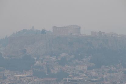 Vista de la Acrópolis de Atenas, velada por el denso humo del incencio.