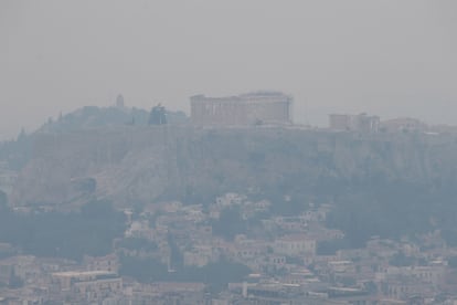 Vista de la Acrópolis de Atenas, velada por el denso humo del incencio.