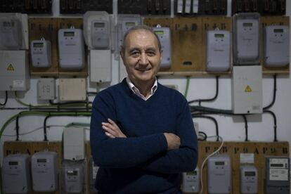 Antonio Moreno, ingeniero jubilado, junto al cuadro de contadores de su edificio.