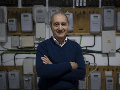 Antonio Moreno, ingeniero jubilado, junto al cuadro de contadores de su edificio.
