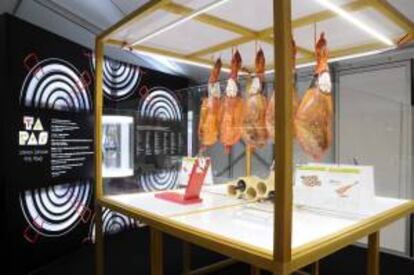 Vista de un stand en el que se muestran jamones que forma parte de la exposición "Tapas. Spanish Design for Food" organizada por Acción Cultural Española.