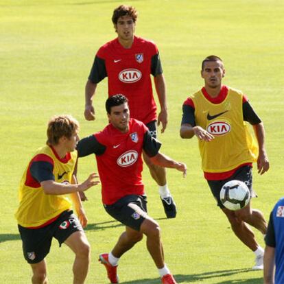 Reyes avanza hacia el balón entre Camacho, a la izquierda, y Juanito.