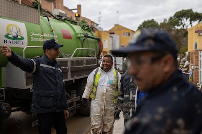 Operarios marroques trabajan para desatascar el alcantarillado de Alfarfar. 