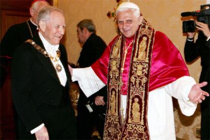 Benedicto XVI y el presidente de Italia intercambian regalos, hoy en el Vaticano.