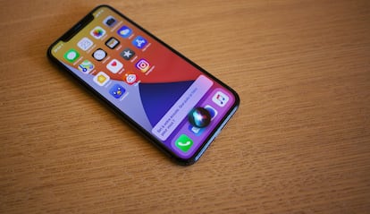 iPhone cutilizando Sirir de Apple