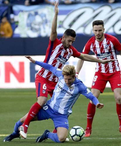 Koke, pelea un balón con el jugador del Málaga Keko, el 10 de febrero de 2018.