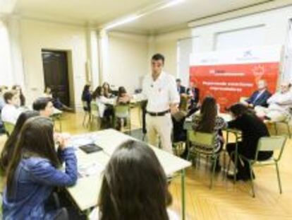 Miguel Vicente, fundador de LetsBonus, se dirige a los alumnos de bachillerato del Colegio Blanca de Castilla, en Madrid, durante la presentaci&oacute;n del KitCaixa J&oacute;venes Emprendedores.
