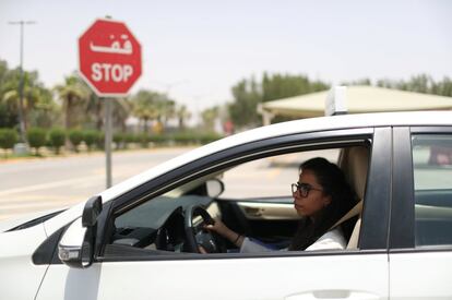 Se acerca el momento de la verdad. Maria al Faraj, al volante, para en un stop durante la clase práctica. Desde que en 1990, la presencia de las soldados que acudieron con el Ejército de EEUU para liberar Kuwait inspirara una caravana de conductoras saudíes por las calles de Riad, las mujeres del reino han soñado con este momento. Desde el próximo domingo, podrán conducir legalmente. Aunque en el desierto, las beduinas siempre la han ignorado la prohibiicón, quienes la han desafiado para reivindicar ese derecho han pagado hasta ahora con la cárcel o la pérdida de sus trabajos.