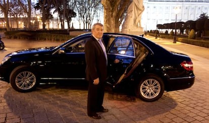 Un chófer junto a su vehículo de la plataforma Cabify en Madrid.