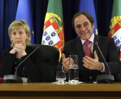 El vice primer ministro de Portugal, Paulo Portas (d), y la ministra de Economía de Portugal María Luisa Albuquerque (i), durante una rueda de prensa en Lisboa. EFE/Archivo