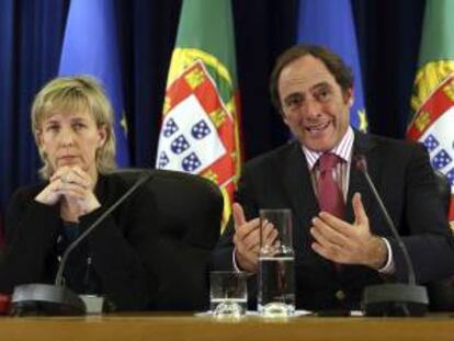 El vice primer ministro de Portugal, Paulo Portas (d), y la ministra de Economía de Portugal María Luisa Albuquerque (i), durante una rueda de prensa en Lisboa. EFE/Archivo