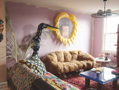 Un espejo con marco hinchable junto a un sofá de peluche en el apartamento de Misha Kahn en Greenpoint (Nueva York).