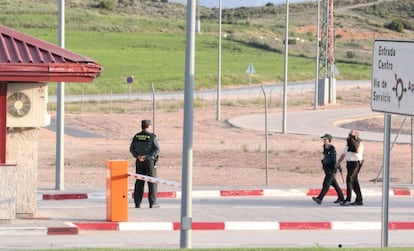 Un vigilante de seguridad privada junto a dos guardias civiles, en la zona de acceso a la cárcel de Villena (Alicante).